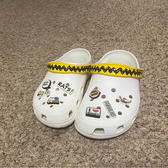 Peanuts crocs women’s size 10 and men’s size 8 - Picture 2 of 3